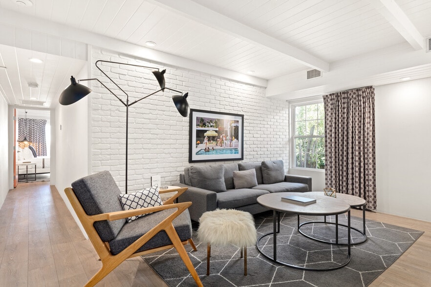 More Photos Of 111 S Via Las Palmas, Palm Springs Hotel For Sale