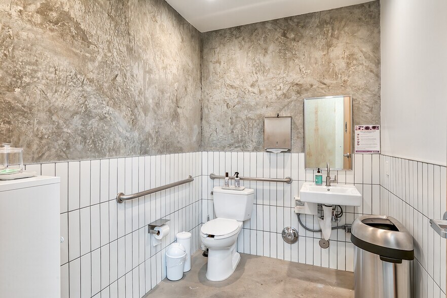 More Photos Of 4126 W Jefferson Blvd, Los Angeles Flex For Lease