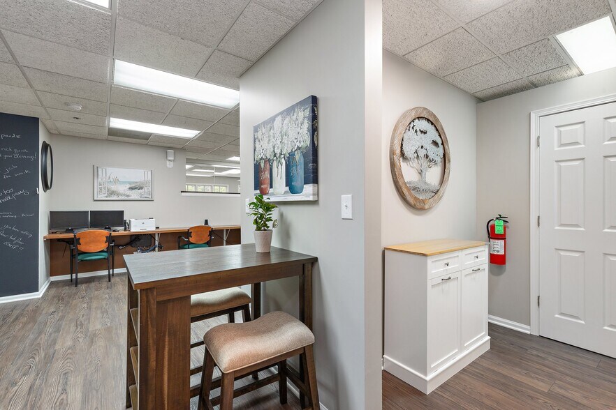 More Photos Of 1015-1025 W Wise Rd, Schaumburg Office For Sale