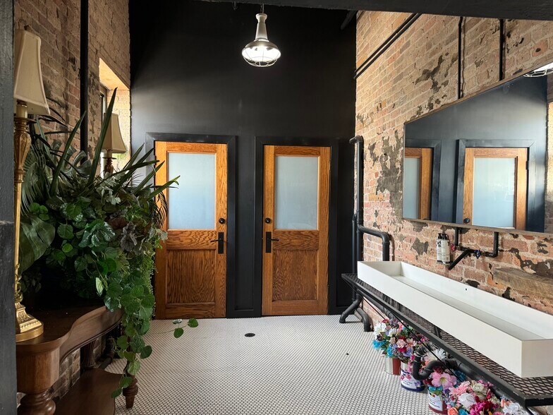 More Photos Of 1821 W Hubbard St, Chicago Loft Creative Space For Lease