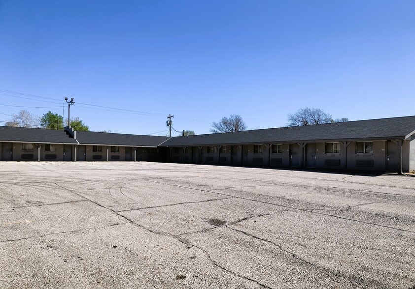 More Photos Of 123 E 14th St, Larned Hotel For Sale