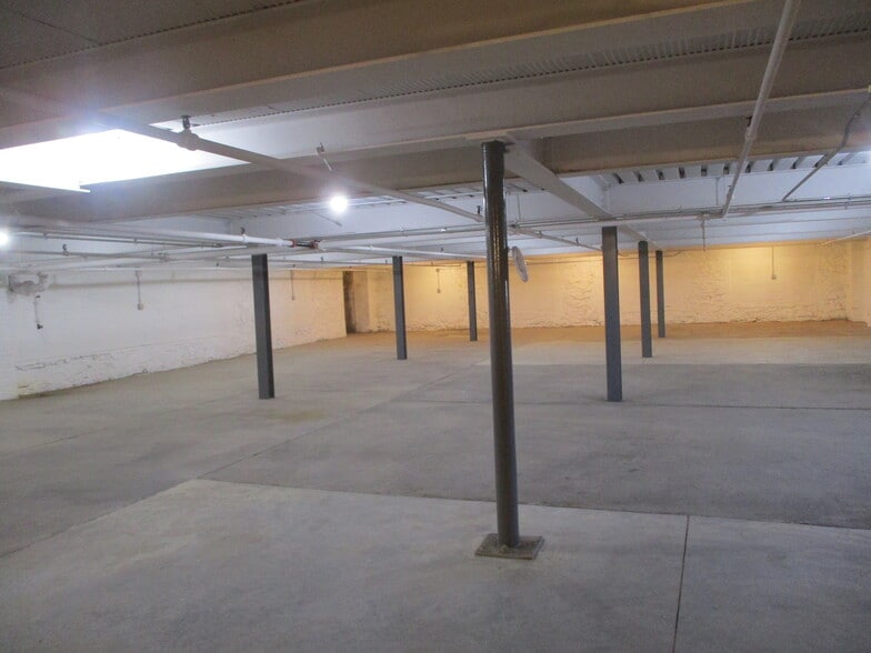 More Photos Of 651 N Prospect St, Hagerstown Warehouse For Sale