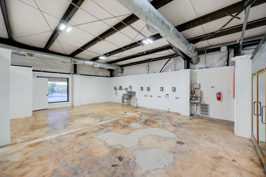 More Photos Of 1301 & 1307 Main St, Blanco Light Distribution For Sale