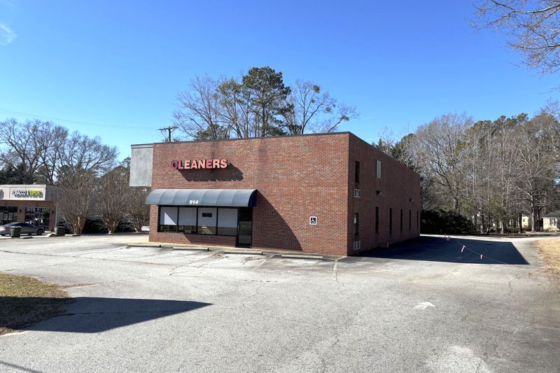 More Photos Of 914 S Broad St, Clinton Freestanding For Sale