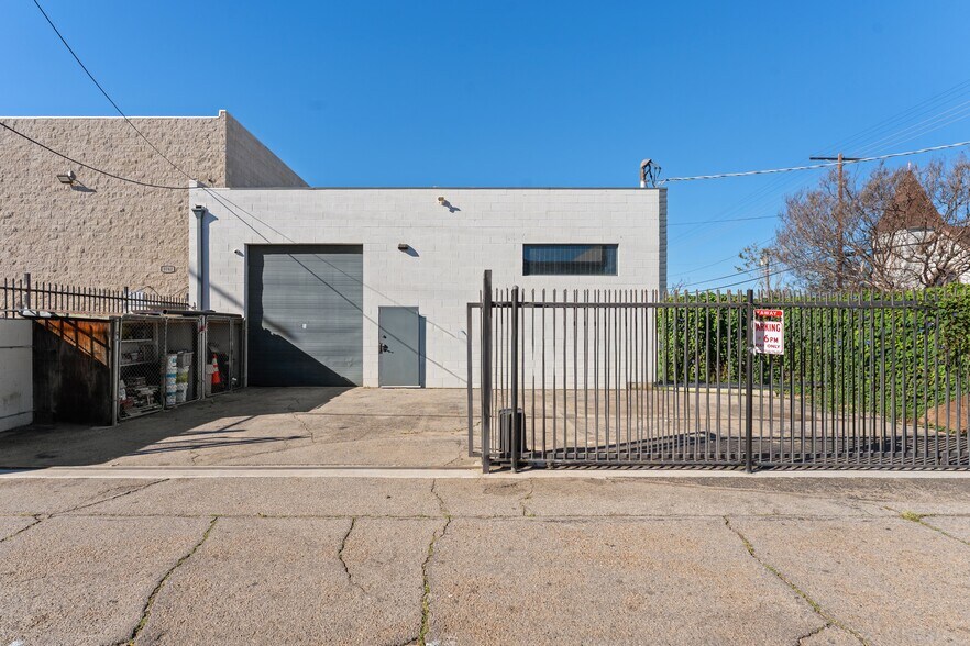 More Photos Of 18522 Gresham St, Northridge Warehouse For Sale