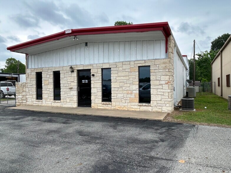 More Photos Of 5424 W Oak St, Palestine Showroom For Lease