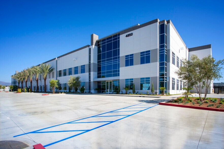 More Photos Of 4850-4852 E La Palma, Anaheim Warehouse For Lease