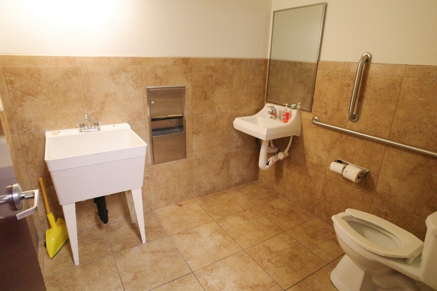 More Photos Of 6280 Spring Mountain Rd, Las Vegas Office For Lease
