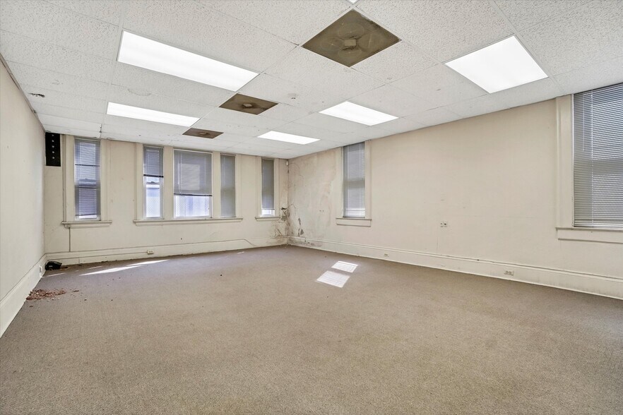 More Photos Of 24 John St, Middletown Office Residential For Sale