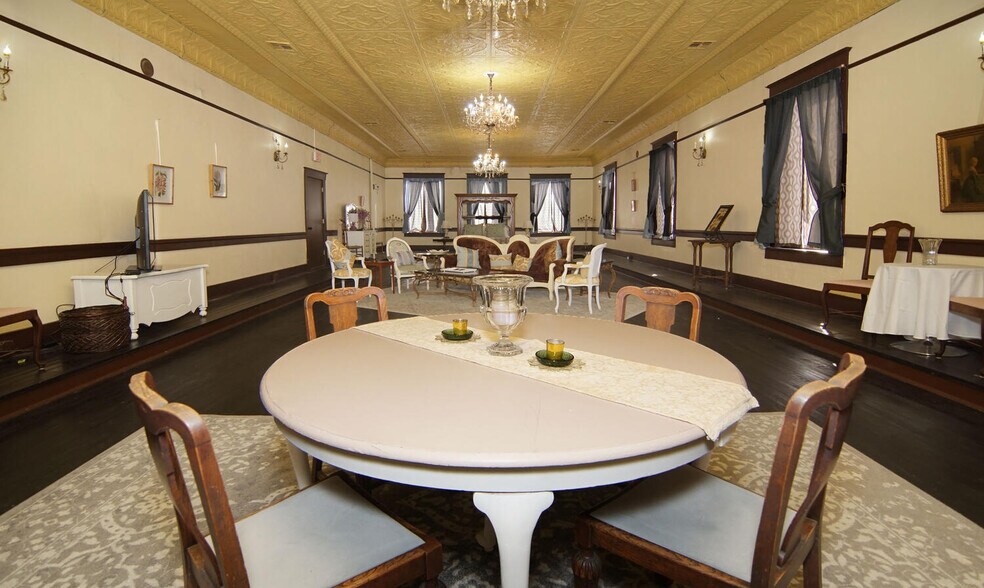 More Photos Of 120 N Austin St, Comanche Bar For Sale