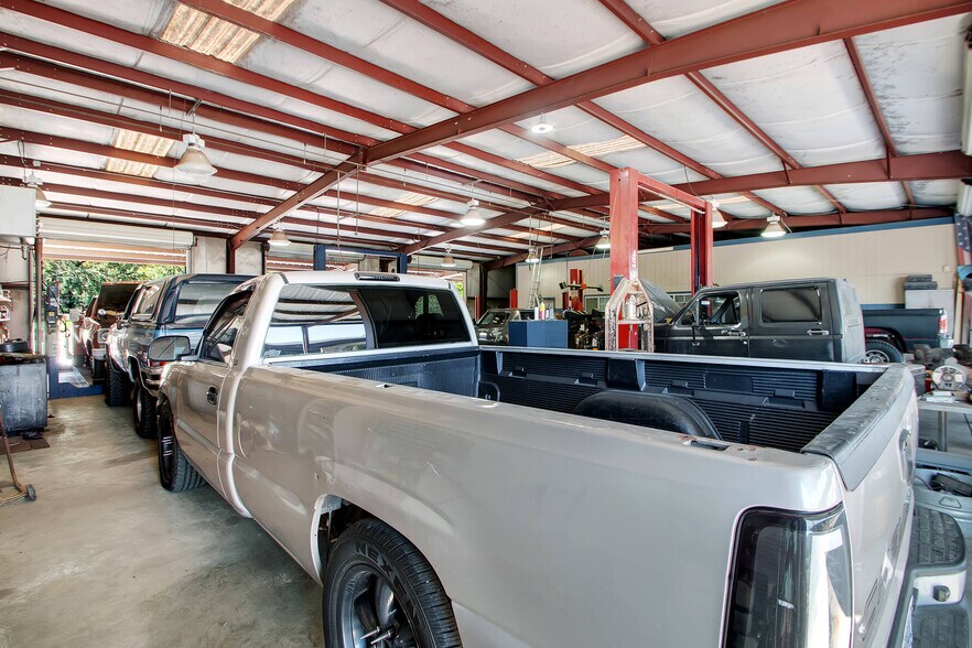 More Photos Of 34715 Tomball Pky, Pinehurst Auto Repair For Sale