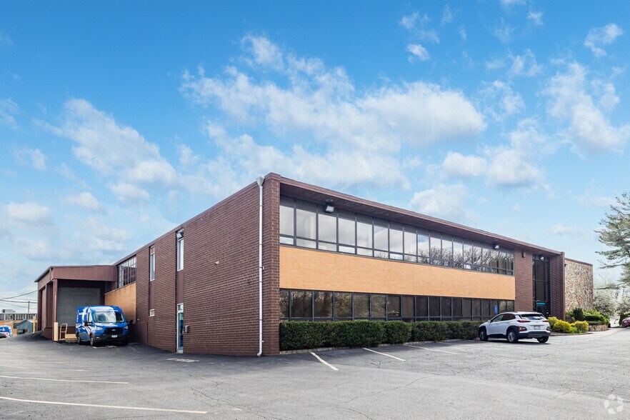 Primary Photo Of 80 Skyline Dr, Plainview Research And Development For Lease