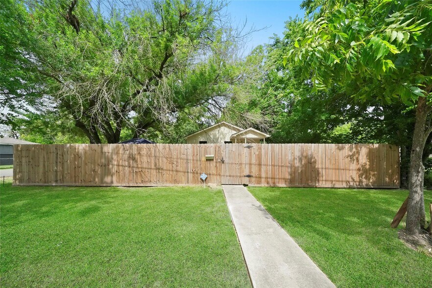 More Photos Of 2303 Leffingwell St, Houston Specialty For Sale