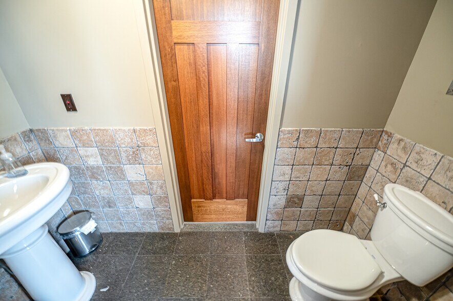 More Photos Of 585 Broadhollow Rd, Melville Warehouse For Lease