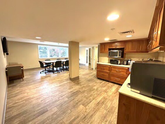 More Photos Of 214 Aberdeen Dr, Valparaiso Office For Sale