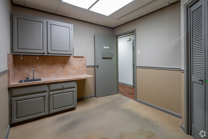 More Photos Of 8601 Village Dr, San Antonio Medical For Lease