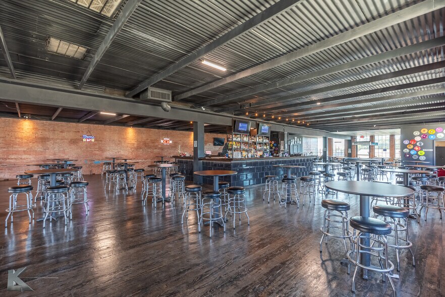 More Photos Of 141 Oak St, Abilene Storefront Retail Office For Sale