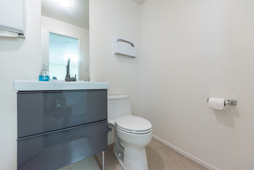 More Photos Of 711 W 17th St, Costa Mesa Flex For Sale