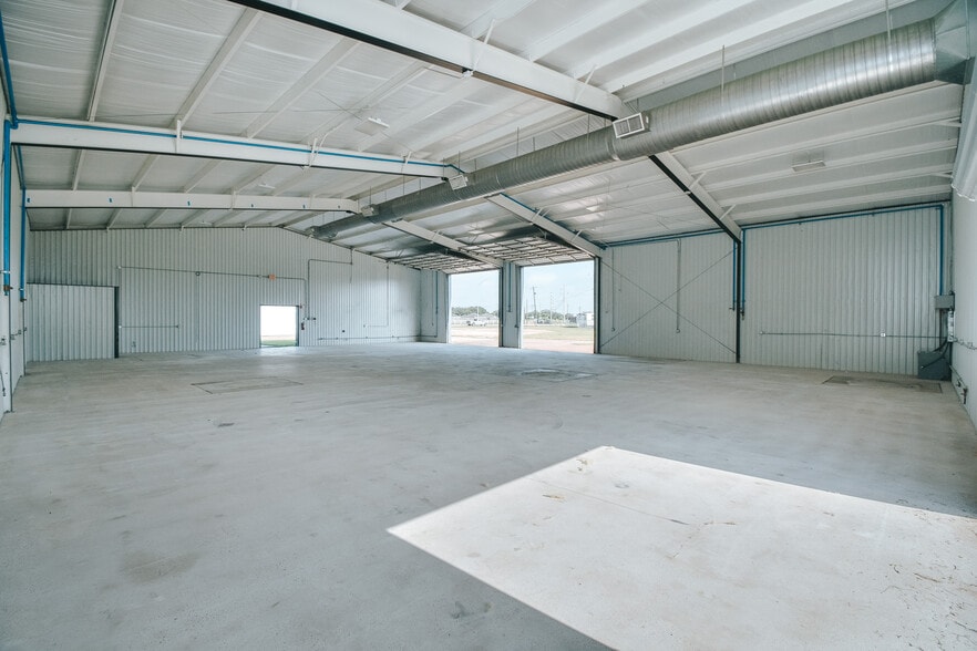 More Photos Of 13102 N Navarro St, Victoria Flex For Sale