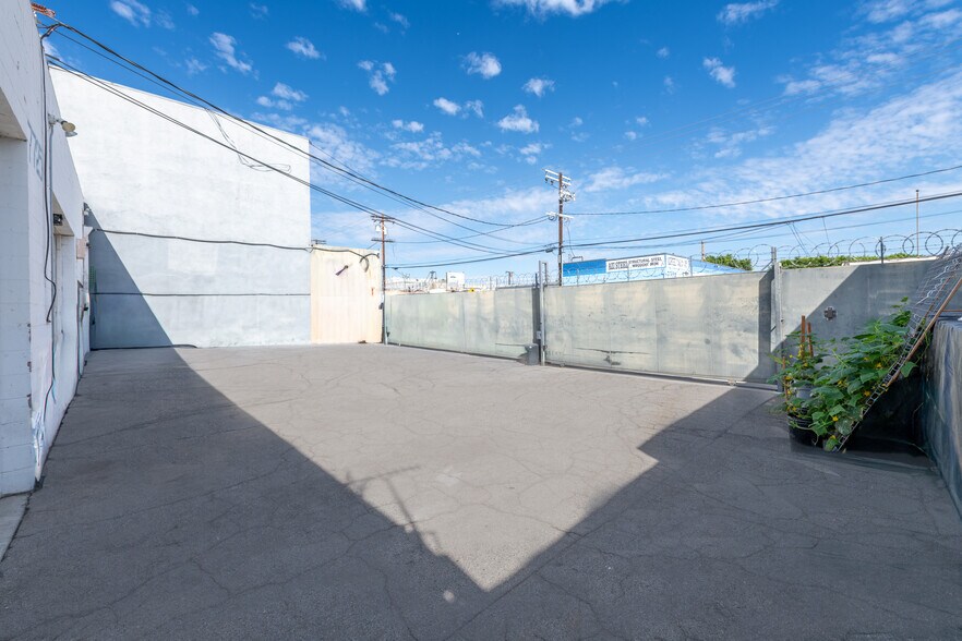 More Photos Of 7725 Deering Ave, Canoga Park Warehouse For Sale