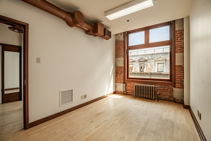 More Photos Of 261 Rue Saint-Jacques, Montréal Office For Lease