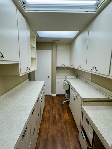 More Photos Of 611 N Esplanade St, Cuero Medical For Sale