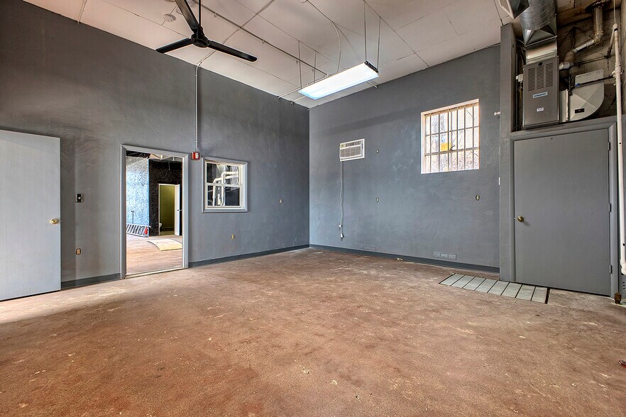More Photos Of 6781 US-30, Jeannette Flex For Lease