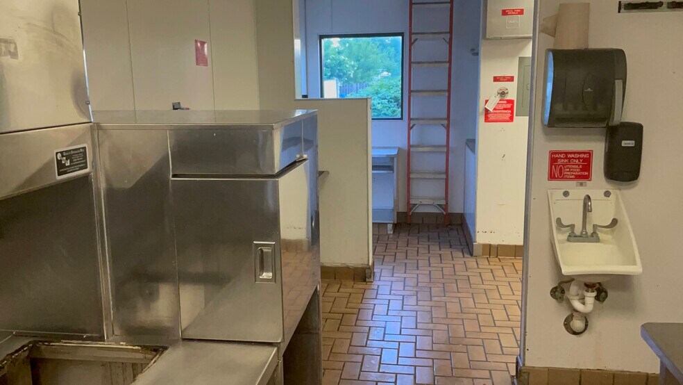 More Photos Of 17431 Dix Rd, Melvindale Fast Food For Lease
