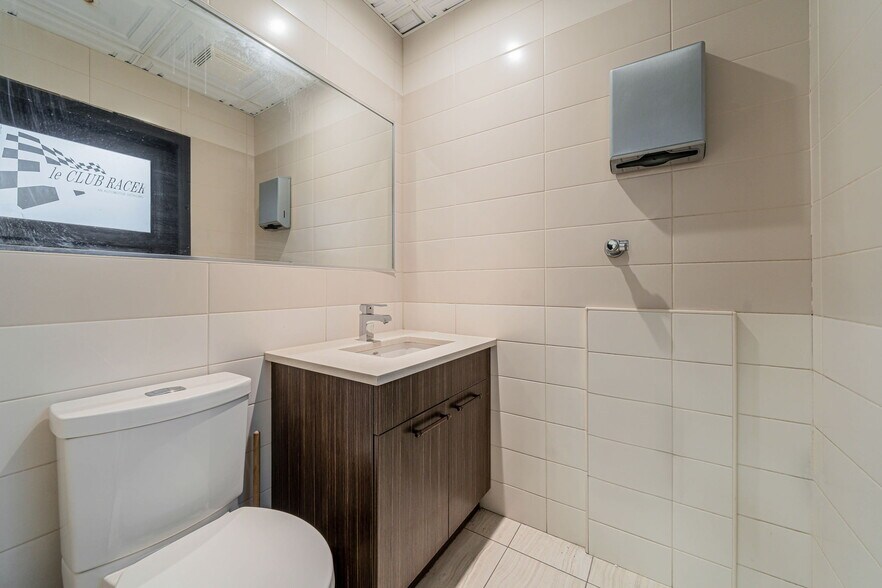 More Photos Of 4811-4819 Boul Saint-Charles, Montréal General Retail For Lease