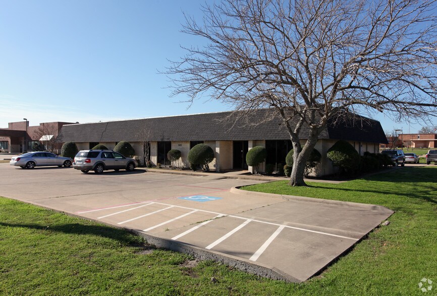 More Photos Of 611 S Clay St, Ennis Medical For Sale