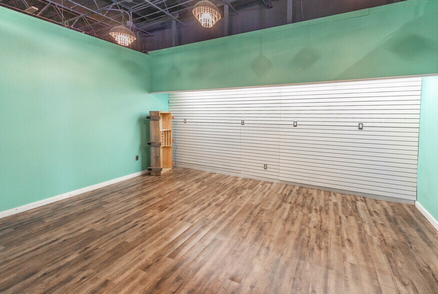 More Photos Of 4615-4617 50th St, Lubbock Freestanding For Sale