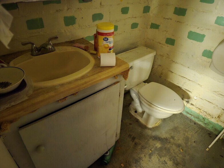 More Photos Of 2902 W Chestnut St, Tampa Industrial For Lease