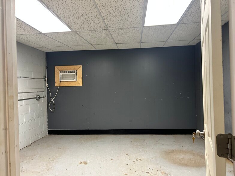 More Photos Of 7878 Gull Rd, Richland Warehouse For Lease