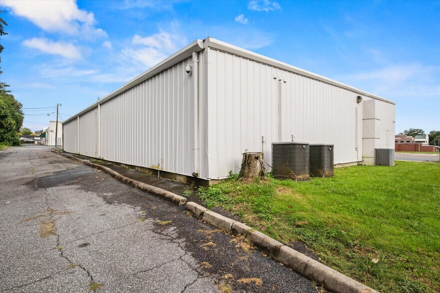 More Photos Of 304 W Jefferson St, Quincy Freestanding For Sale