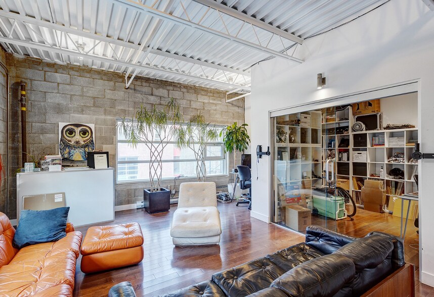 More Photos Of 7049 Rue Saint-Urbain, Montréal Showroom For Sale