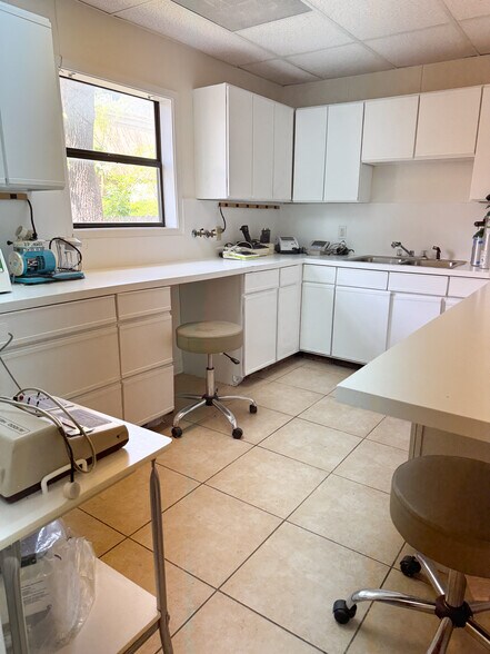 More Photos Of 3630 Almazan Dr, Dallas Medical For Lease