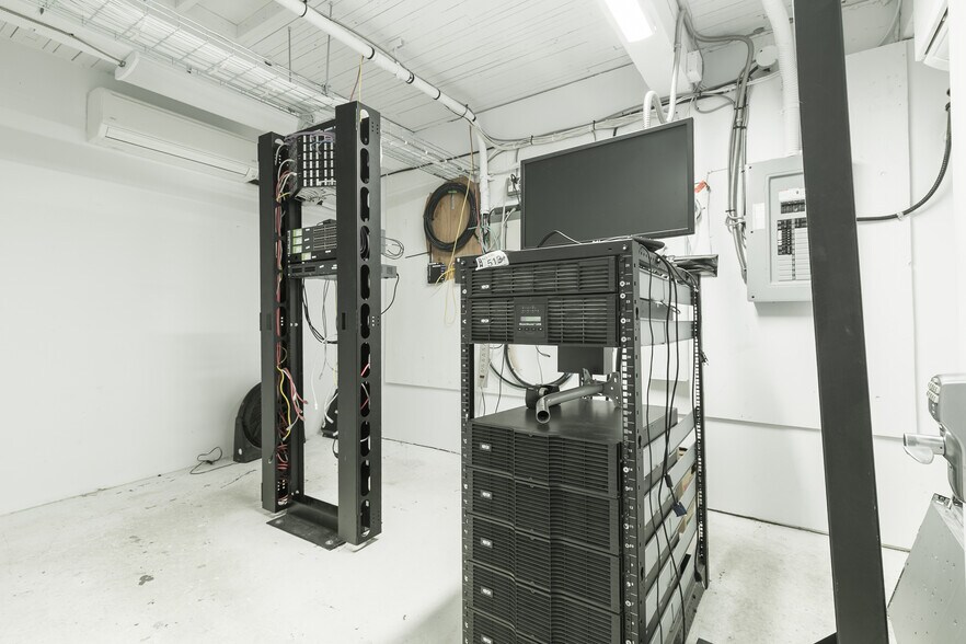 More Photos Of 4215 Rue D'iberville, Montréal Office For Lease