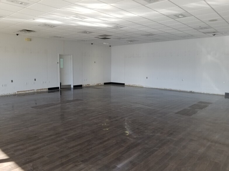 More Photos Of 3176 Linden Dr, Bristol Freestanding For Lease