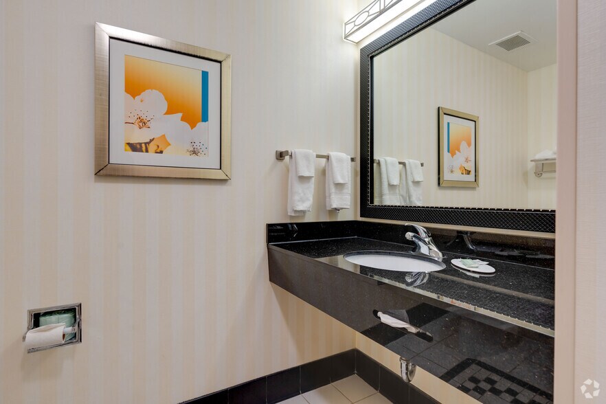 More Photos Of 1319 E King Ave, Kingsland Hotel For Sale