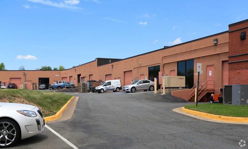 More Photos Of 4230 Lafayette Center Dr, Chantilly Unknown For Lease