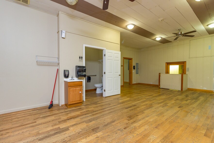 More Photos Of 1422 Mineral Springs Rd, Dalton Office For Sale
