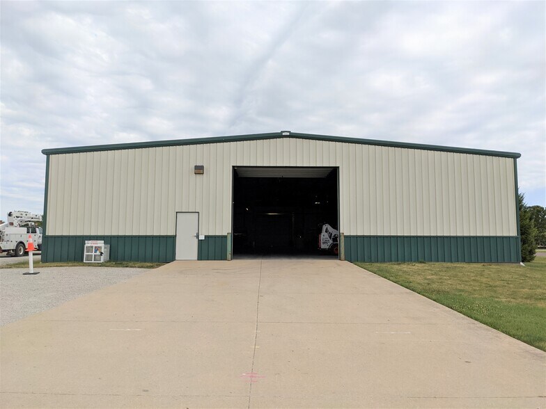 More Photos Of 14150 Carole Dr, Bloomington Flex For Lease