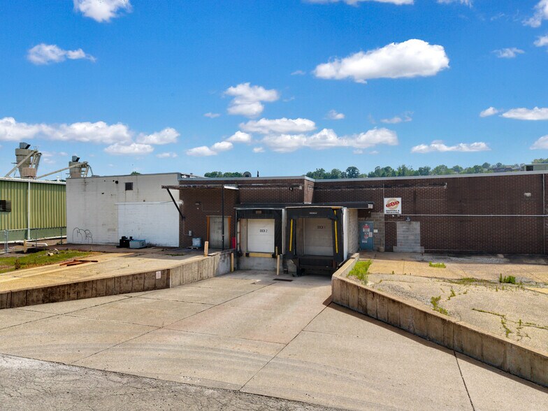 More Photos Of 100 Chamber Plz, Charleroi Supermarket For Lease