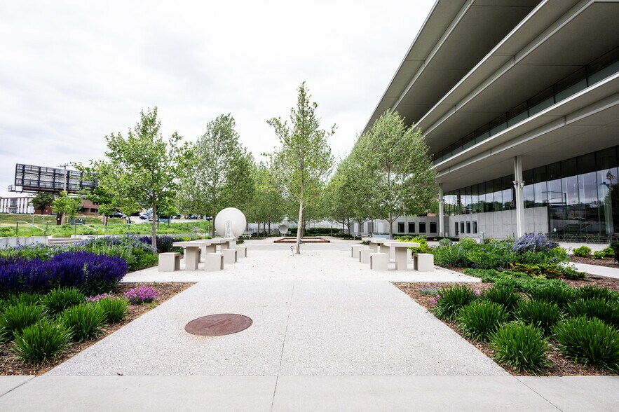 More Photos Of 1459 Grand Ave, Des Moines Office For Lease