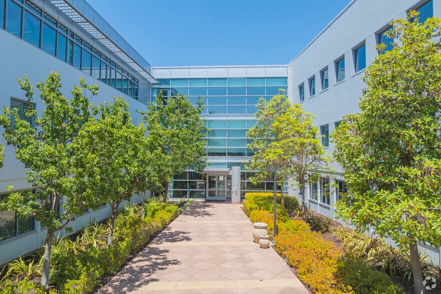 More Photos Of 7999 Gateway Blvd, Newark Unknown For Lease