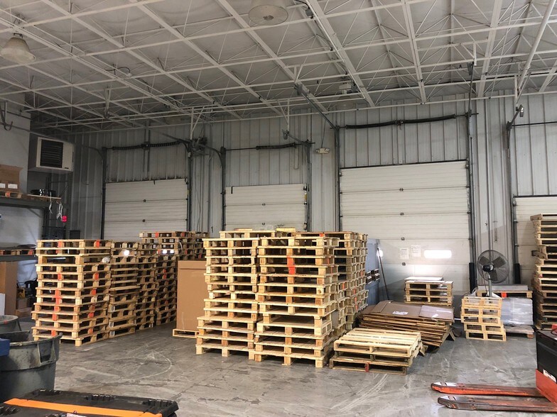 More Photos Of 1202 Thomas Beck Rd, Des Moines Flex For Lease