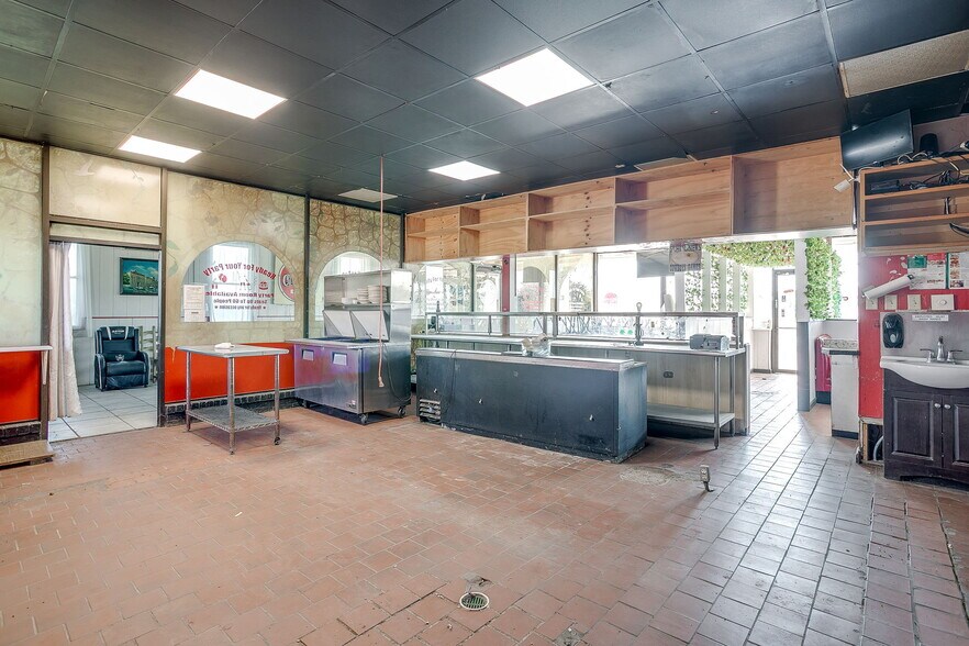 More Photos Of 8901 Jacksboro Hwy, Lakeside Restaurant For Lease