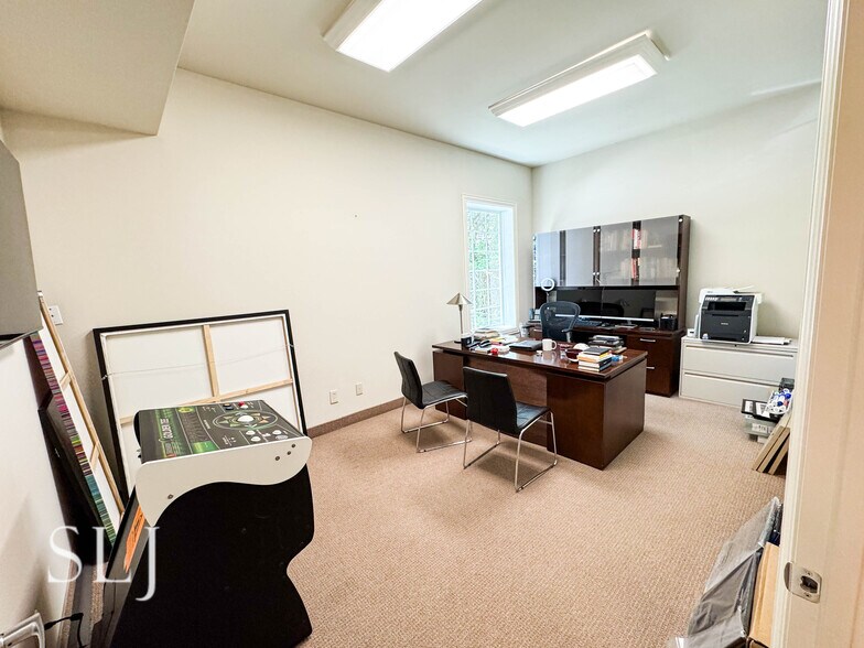 More Photos Of 4311 W Lovers Ln, Dallas Office For Lease