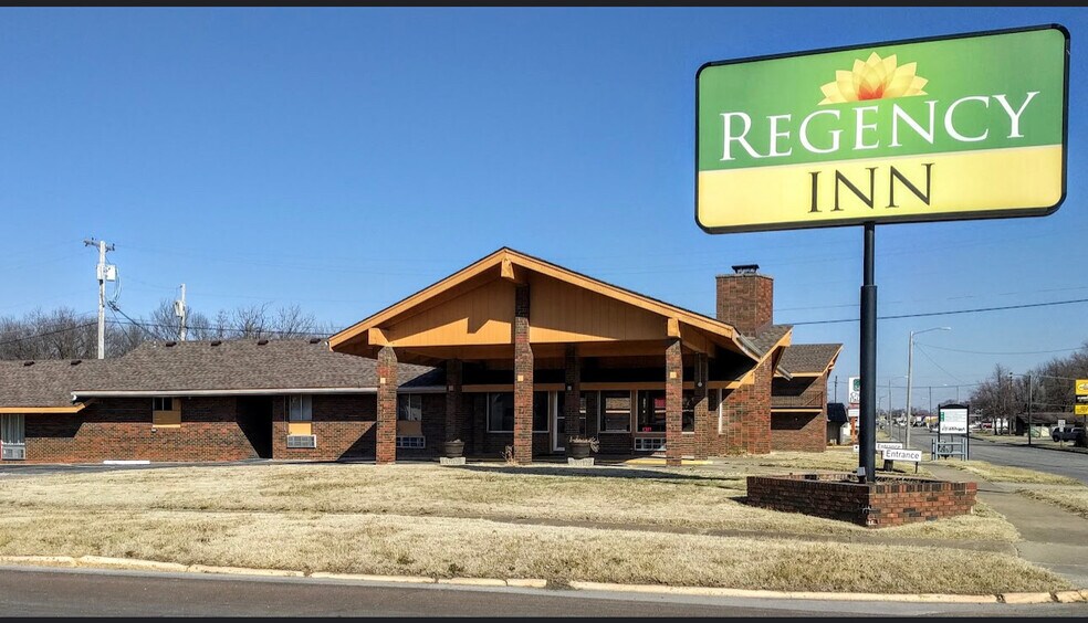 Primary Photo Of 14 N State St, Iola Hotel For Sale
