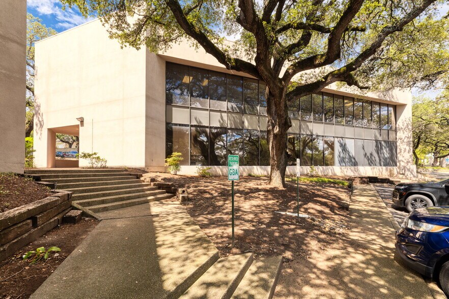 More Photos Of 5545 Fredericksburg Rd, San Antonio Office For Sale